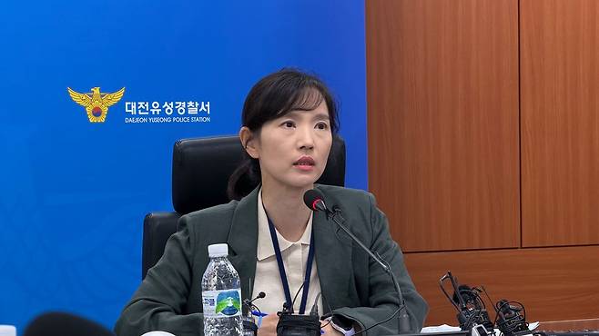 대전유성경찰서 김리원 수사과장이 12일 해외 증권사를 사칭해 투자리딩 사기 범행을 벌인 조직을 검거한 과정을 설명하고 있다. 신진호 기자