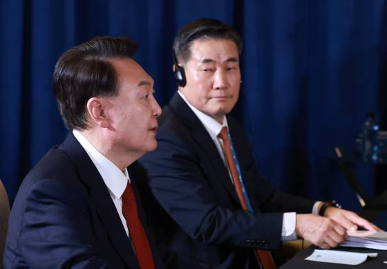 윤석열 전 대통령과 신원식 전 국가안보실장이 주요 우방국을 상대로 비상계엄 선포의 정당성을 설명하는 메시지를 전파한 혐의로 12일 기소됐다. 연합뉴스