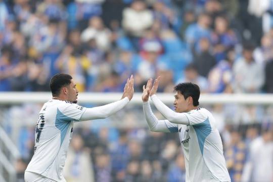 울산의 야고(왼쪽)와 이동경. / 사진=연합뉴스