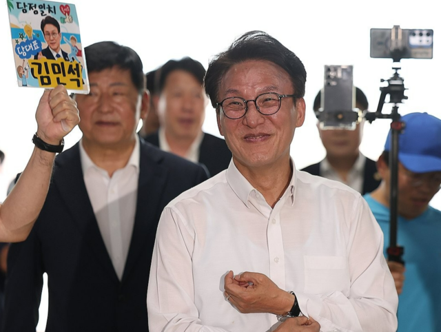 더불어민주당 김민석 당 대표 후보가 11일 서울 송파구 가락시장에 들어서고 있다. 연합뉴스