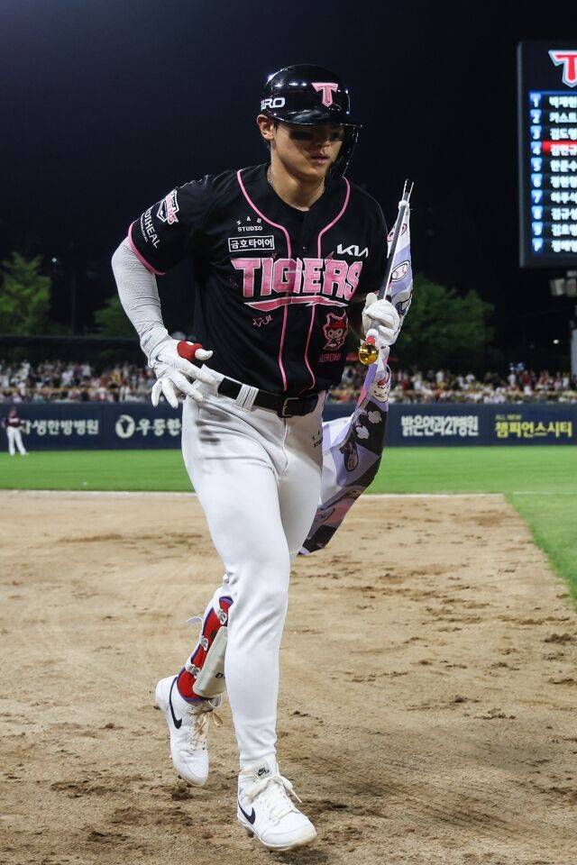 KIA 타이거즈 김도영이 25일 광주KIA챔피언스필드에서 열린 키움 히어로즈와의 홈 경기서 홈런을 치고 덕아웃으로 들어가고 있다./KIA 타이거즈 제공