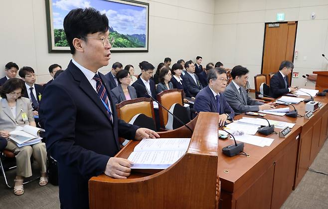 김영훈 고용노동부 장관이 12일 국회 기후에너지환경노동위원회 전체회의에서 업무 보고하고 있다. [연합]