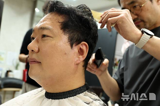 [서울=뉴시스] 최진석 기자 = 신병교육대 입소를 앞둔 천하람 개혁신당 원내대표가 12일 여의도 국회 미용실에서 머리를 자르고 있다.국회 국방위원회 소속인 천 원내대표는 이날 2박3일 일정으로 충남 논산 육군 27신병교육연대에 입소해 현역 국회의원 처음으로 훈련병 신분으로 신병교육을 받는다. 2026.08.12. myjs@newsis.com
