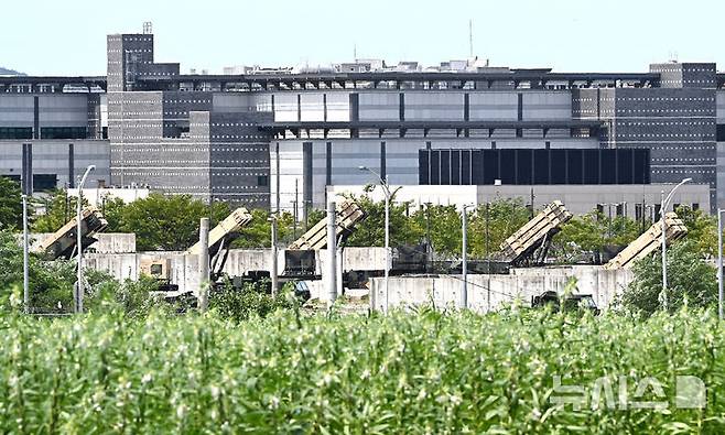 [평택=뉴시스] 김종택 기자 = 북한이 12일 동해상으로 탄도미사일을 발사했다. 북한의 이날 미사일 발사는 오는 17일부터 실시되는 한미연합연습 '을지 자유의 방패(UFS)에 대한 시위성 도발로 해석된다. 북한은 그동안 UFS를 '침략전쟁 연습'이라 규정하고 탄도미사일 발사 등으로 반발해 왔다.사진은 지난 10일 경기 평택시 캠프 험프리스에 배치된 지대공 유도 미사일 패트리엇(PAC-3) 모습. 2026.08.12. jtk@newsis.com