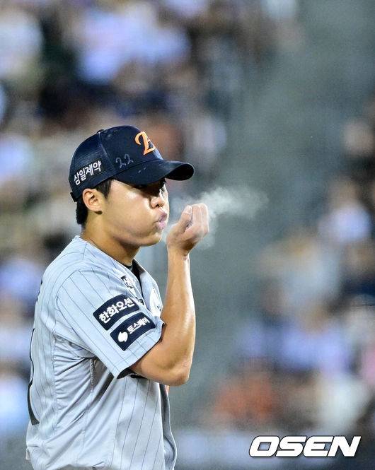 [OSEN=잠실, 최규한 기자] 3일 서울 잠실야구장에서 ‘2026 신한 SOL Bank KBO리그’ 두산 베어스와 한화 이글스의 경기가 열렸다.홈팀 두산은 박신지, 방문팀 한화는 왕옌청을 선발로 내세웠다.연장 10회말 2사 1루 상황 한화 정우주가 투구를 준비하며 손에 묻은 로진을 불고 있다. 2026.06.03 / dreamer@osen.co.kr