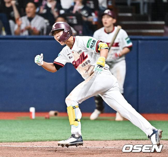 [OSEN=고척, 박준형 기자] 11일 오후 서울 고척스카이돔에서 2026 신한 SOL KBO리그 키움 히어로즈와 LG 트윈스의 경기가 진행됐다.이날 경기에는 키움은 안우진을, LG는 카라스코를 선발투수로 내세웠다.5회말 2사 1,3루 키움 권혁빈이 동점 1타점 적시타를 날리고 환호하고 있다.         2026.08.11 / soul1014@osen.co.kr