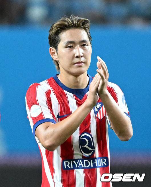[OSEN=서울월드컵경기장, 이대선 기자] 이강인(25, ATM)이 아틀레티코 마드리드에서 화려한 데뷔전을 펼쳤다. 아틀레티코 마드리드는 9일 오후 8시 서울월드컵경기장에서 개최된 ‘2026 쿠팡플레이 시리즈’ 친선전에서 맨체스터 시티(이하 맨시티)를 상대로 1-3으로 역전패했다. 맨시티 공격수 오마르 마르무시가 두 골을 몰아쳐 승리의 주역이 됐다.경기 종료 후 아틀레티코 마드리드 이강인이 관중석을 향해 인사를 하고 있다. 2026.08.09 /sunday@osen.co.kr
