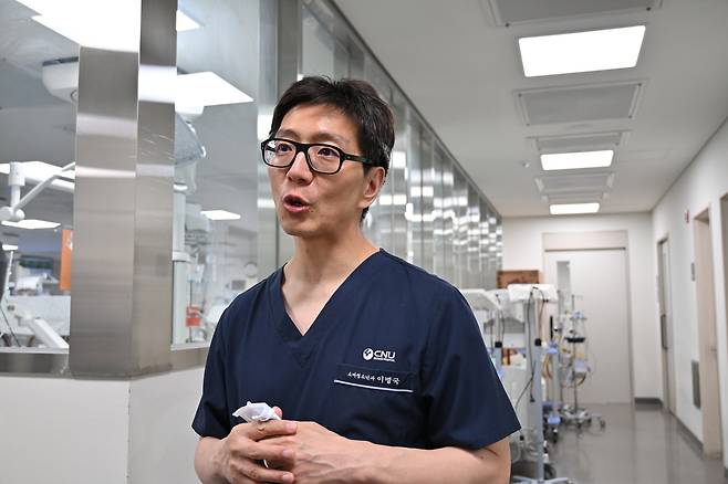 이병국 세종충남대병원 신생아중환자실 교수가 12일 세종충남대병원 신생아집중치료실(NICU) 앞에서 이른둥이 전용 기저귀의 필요성에 대해 설명하고 있다. 세종=김태호 기자