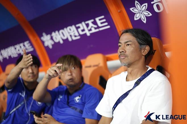 묘진 토모카즈 감바 오사카 감독(오른쪽). 프로축구연맹 제공