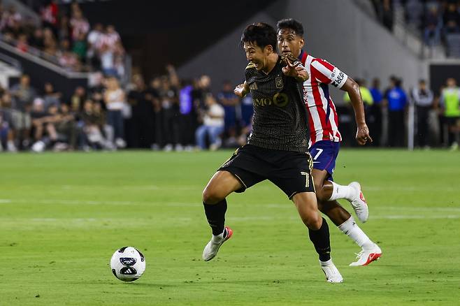 LAFC 손흥민이 6일 리그스컵 과달라하라전에서 드리블 하고 있다. EPA연합뉴스