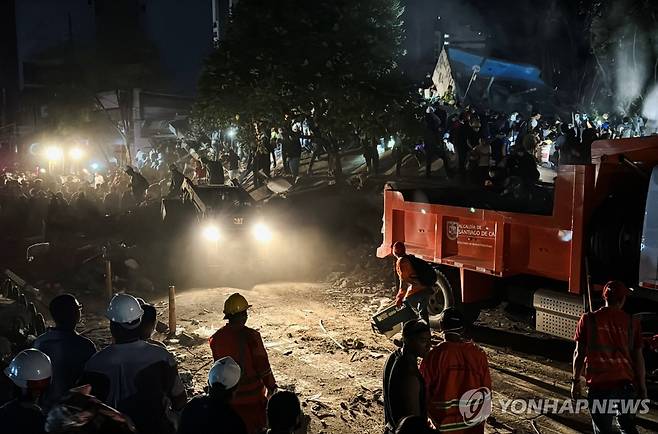 야간에도 이어지는 콜롬비아 지진 구조 작업 [로이터=연합뉴스. 재판매 및 DB 금지]