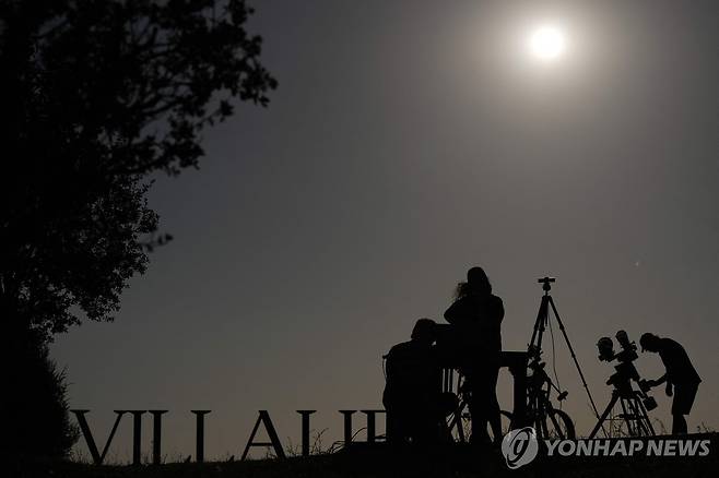 10일 스페인에서 일식 관측 준비 중인 샌프란 연구원들 [AFP=연합뉴스 자료사진. 재판매 및 DB 금지]