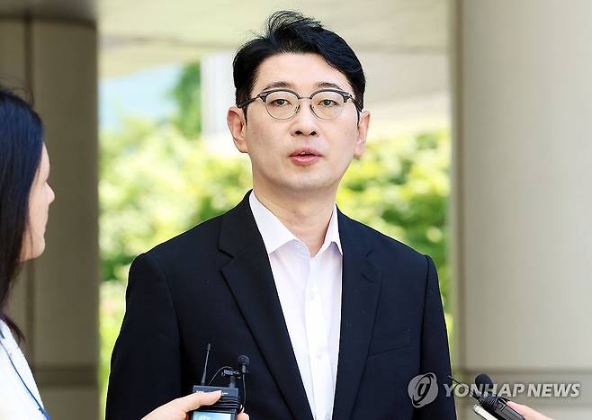 질문에 답변하는 주진우 의원 (서울=연합뉴스) 김주형 기자 = 국민의힘 주진우 의원이 12일 서울 서초구 서울중앙지법에서 열린 2·3 비상계엄 당시 국회의 계엄 해제 표결을 방해한 혐의로 기소된 추경호 전 원내대표 9차 공판에 증인으로 출석하며 취재진의 질문에 답변하고 있다. 2026.8.12 [공동취재] kjhpress@yna.co.kr