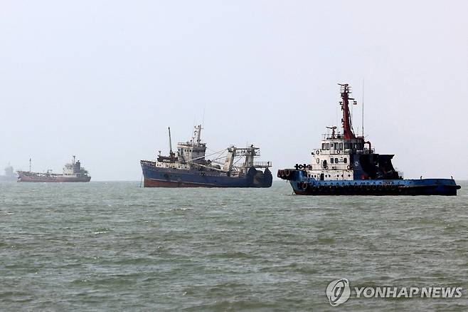 10일(현지시간) 호르무즈 해협 지나는 선박 [AFP 연합뉴스. 재판매 및 DB 금지]