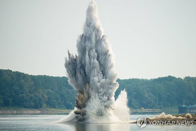 루마니아 원전 냉각수 확보 위해 다뉴브강 암반 폭파 [AP=연합뉴스. 재배포 및 DB 금지]