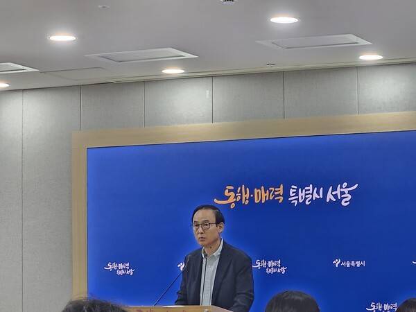 명노준 서울시 주택실장은 이날 정부의 8·13 주택공급 대책 발표 이후 서울시청에서 서울시 입장 브리핑을 진행하는 모습. [출처=이남석 EBN기자]