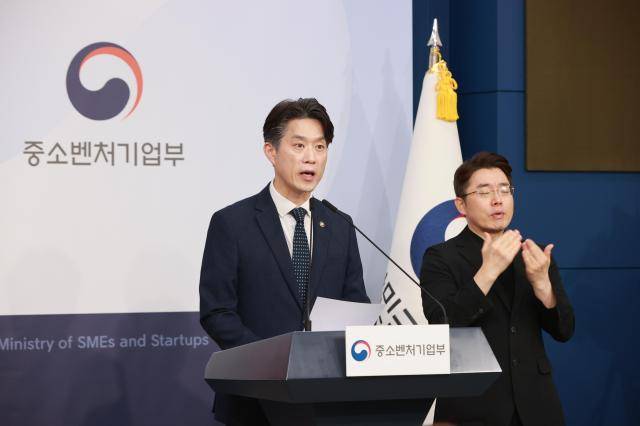노용석 중소벤처기업부 장관 직무대행이 지난달 31일 정부서울청사에서 '모두의 창업 프로젝트' 관련 브리핑을 하고 있다. [사진=중소벤처기업부]