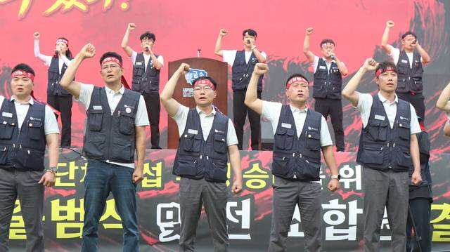 현대차 노조 집행부가 지난 6월 쟁대위 출범식에서 구호를 외치고 있다. 현대차 노조 제공.