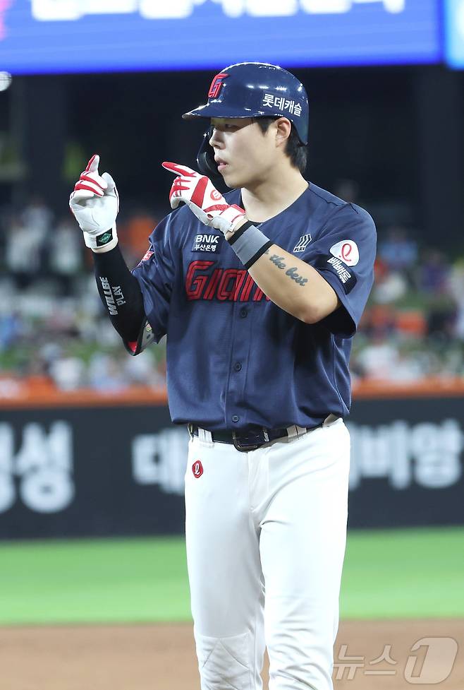 28일 대전 한화생명볼파크에서 열린 2026 신한 SOL KBO리그 롯데 자이언츠와 한화 이글스의 경기에서 7회초 롯데 고승민이 2사 만루에서 2타점 안타를 치고 있다. 2026.7.28 ⓒ 뉴스1 김기남 기자