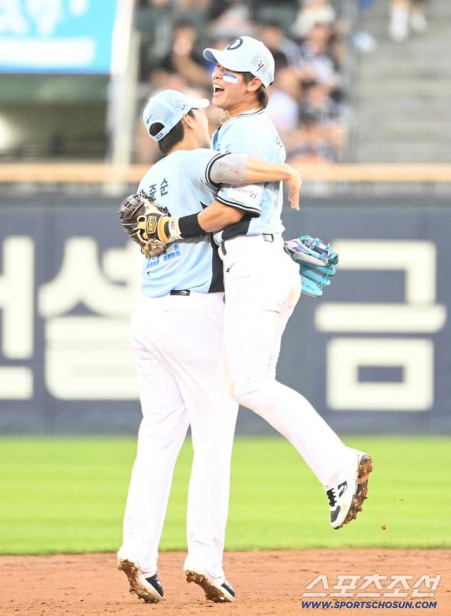 11일 잠실야구장에서 열린 2026 KBO 올스타전. 5회초 박찬호 박준순이 호수비를 선보이며 기뻐하고 있다. 잠실=허상욱 기자wook@sportschosun.com/2026.07.11/
