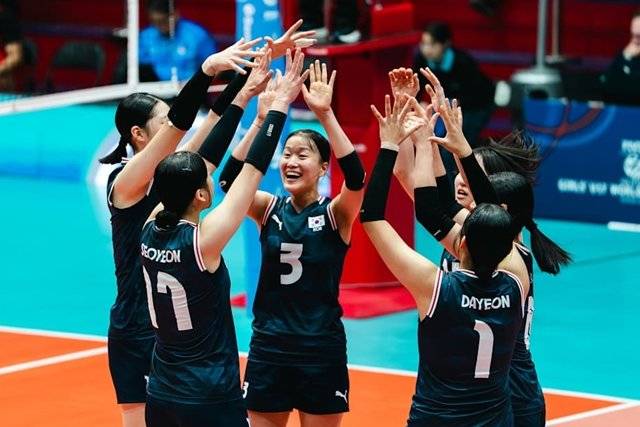 2026 국제배구연맹(FIVB) 17세 이하(U-17) 여자 세계선수권대회 8강 진출을 자축 중인 한국 대표팀. FIVB 제공