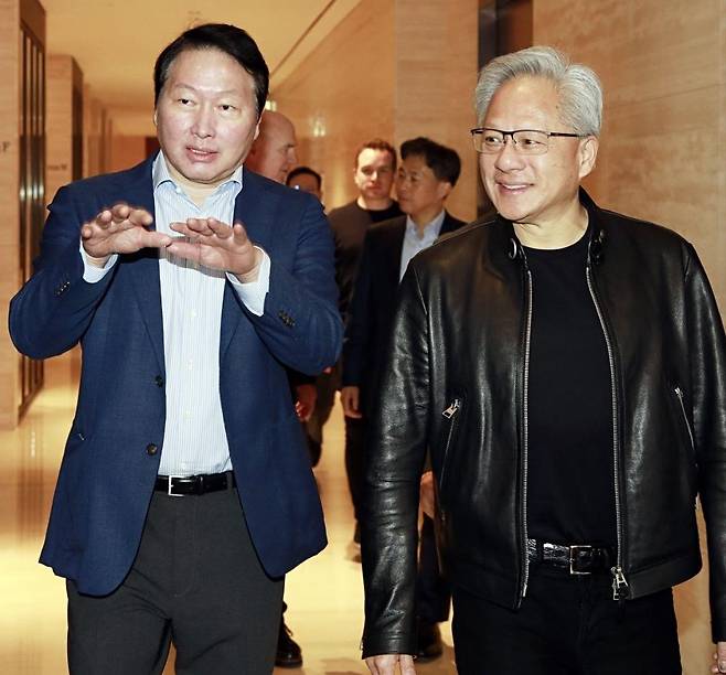 서울 서린동 SK 그룹 사옥에서 최태원 회장을 만난 젠슨 황 CEO. 동아DB