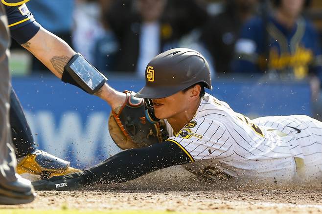 송성문(30)이 내셔널리그 최고 승률 팀 격파를 이끌었다. <YONHAP PHOTO-4461> Aug 12, 2026; San Diego, California, USA; San Diego Padres pitch runner Sung-Mun Song (24) slides into home plate during the eleventh inning against the Milwaukee Brewers at Petco Park. Mandatory Credit: David Frerker-Imagn Images/2026-08-13 09:18:31/<저작권자 ⓒ 1980~2026 ㈜연합뉴스. 무단 전재 재배포 금지, AI 학습 및 활용 금지>