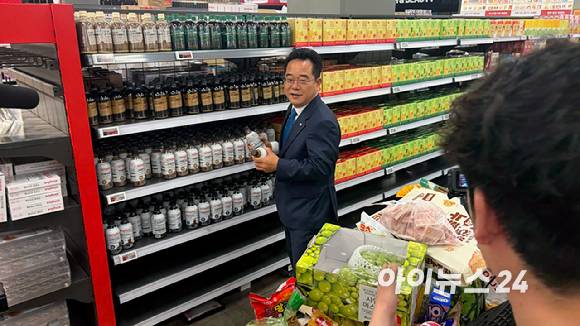 13일 서울 강서구 홈플러스 강서점에서 민병덕 민주당 을지로위원장이 장보기에 동참하고 있다. [사진=진광찬 기자]