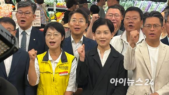 13일 서울 강서구 홈플러스 강서점에서 안수용 마트노조 홈플러스지부장(왼쪽)과 조주연 홈플러스 대표가 '홈플러스 정상화를 위한 공동선언' 발표 이후 사진 촬영을 하고 있다. [사진=진광찬 기자]