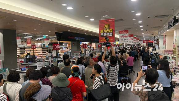 13일 서울 홈플러스 강서점 오픈을 앞두고 고객들이 줄지어 대기하고 있다. [사진=진광찬 기자]