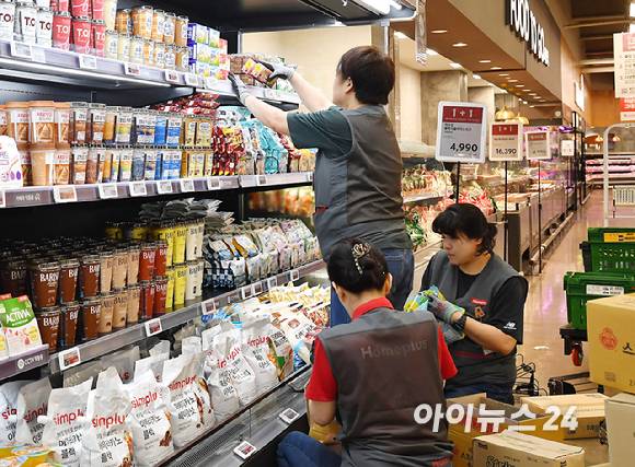 임시 휴업에 들어갔던 홈플러스가 재개장한 13일 오전 서울 홈플러스 강서점에서 관계자들이 상품을 진열하고 있다. [사진=곽영래 기자]