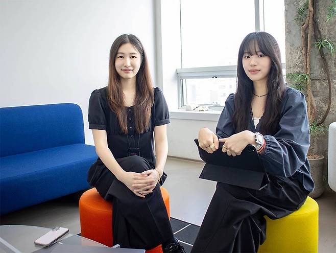 이제이 디자이너(우), 김소현 디자이너 / 출처=타이디비