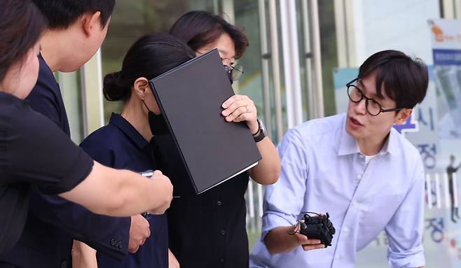 11일 대전지법 천안지원에서 열린 아동 학대 사망사건 피의자인 외할머니가 구속 전 피의자 심문(영장실질심사)를 받고 법정을 나오고 있다. 법원은 도주 우려 등을 이유로 구속영장을 발부했다. 연합뉴스