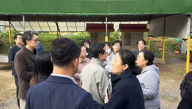 지난해 10월 20일 최호권 당시 영등포구청장이 영등포구 문래동3가 데이터부지를 방문하자, 인근 주민들이 몰려와 단체로 항의하고 있다. 문희철 기자
