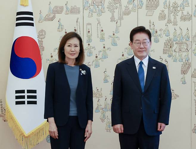 ▲ 이재명 대통령이 12일 청와대에서 열린 주한대사 신임장 제정식에서 미셸 스틸 미국대사와 기념촬영을 하고 있다.  연합뉴스