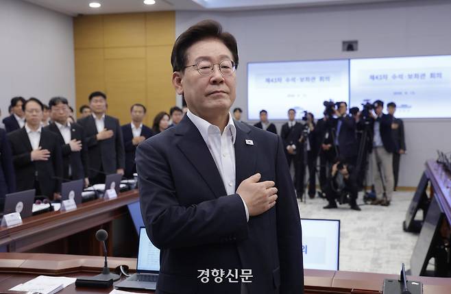 이재명 대통령이 13일 청와대에서 열린 수석보좌관회의에서 국민의례를 하고 있다. 청와대사진기자단