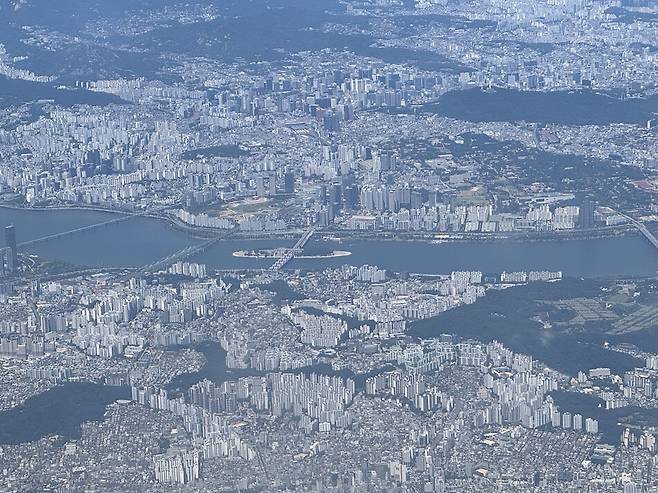하늘에서 내려다본 서울시내에 아파트와 주택들이 빼곡히 들어서 있다. 임성영 기자