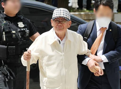 정당법 위반 혐의를 받고 있는 신천지 총회장 이만희씨가 지난 6월 24일 서울 서초구 서울중앙지방법원에서 열린 구속 전 피의자 심문(영장실질심사)에 출석하고 있다. 연합뉴스