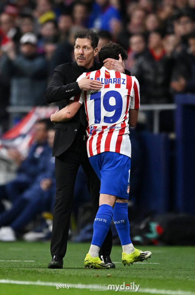 시메오네 감독과 알바레스가 토트넘과의 2026-27시즌 UEFA 챔피언스리그 경기에서 포옹하고 있다./게티이미지코리아