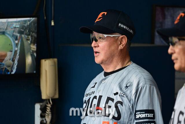 12일 오후 서울 잠실야구장에서 진행된 '2026 신한 SOL KBO 리그' 한화 이글스-두산 베어스의 경기. 한화 김경문 감독이 선발 화이트의 투구를 지켜보고 있다./잠실 = 곽경훈 기자