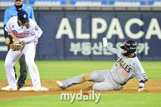 12일 오후 서울 잠실야구장에서 진행된 '2026 신한 SOL KBO 리그' 한화 이글스-두산 베어스의 경기. 한화 허인서가 연장 10회초 1사 3루에서 1타점 적시타를 때린 뒤 2루까지 진루하고 있다./잠실 = 곽경훈 기자