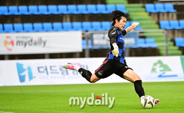 2026년 7월 18일 오후 강원도 태백종합운동장에서 열린 '제62회 추계대학축구연맹전' 결승, 한남대학교와 울산대학교의 경기.한남대 구유하 골키퍼가 킥을 하고 있다.이번 대회에는 전국 대학축구 78개 팀이 참가해 총 156경기를 치르며, 백두대간기와 태백산기 2개 리그로 나누어 예선리그와 토너먼트 방식으로 진행된다./마이데일리