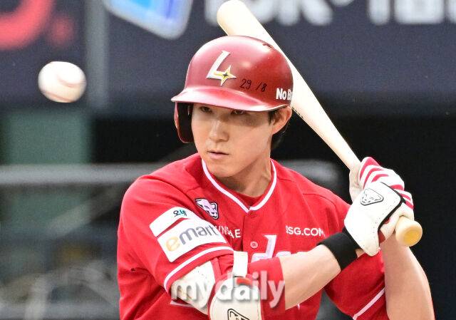 2026년 6월 9일 오후 서울 잠실구장에서 열린 '2026 신한 SOL KBO리그' SSG 랜더스와 LG 트윈스의 경기. SSG 박성한이 2회초 2사 1.2루서 투구를 지켜보고 있다./유진형 기자