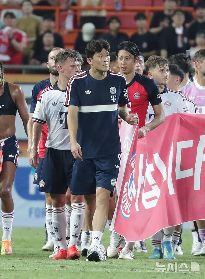 [서귀포=뉴시스] 우장호 기자 = 4일 오후 서귀포시 제주월드컵경기장에서 열린 '아우디 풋볼 써밋 2026' 제주SK FC와 FC바이에른 뮌헨의 경기, 바이에른 뮌헨이 2대 1로 승리했다. 김민재와 동료 선수들이 팬들에게 감사 인사를 하고 있다. 2026.08.04. woo1223@newsis.com