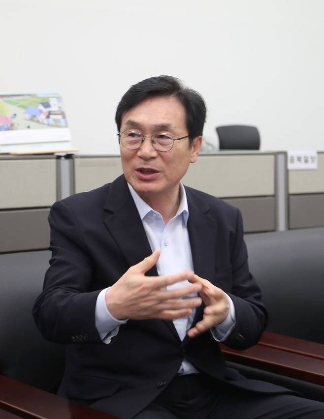 [청주=뉴시스] 이장섭 충북 청주시장이 13일 청주시청 기자실을 찾아 생활자원회수센터 입지 재검토 결과에 대해 설명하고 있다. 시는 센터 건립 사업을 서원구 현도면 현위치에서 보완 추진키로 했다. (사진=청주시 제공) 2026.08.13. photo@newsis.com *재판매 및 DB 금지