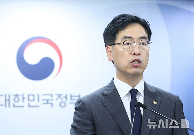 [서울=뉴시스] 조수정 기자 = 김민재 행정안전부 차관이 13일 오후 서울 종로구 정부서울청사에서 지방의원 수의계약 및 지방공무원 횡령 관련 브리핑을 하고 있다. 2026.08.13. chocrystal@newsis.com