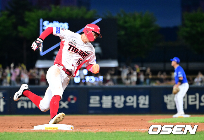 [OSEN=광주, 지형준 기자] 12일 광주-기아 챔피언스필드에서 2026 신한 SOL KBO리그 KIA 타이거즈와 삼성 라이온즈의 경기가 열렸다.KIA는 제임스 네일, 삼성은 오스틴 보스를 선발로 내세웠다.1회말 무사 2루에서 KIA 박재현이 김선빈의 1타점 좌중간 적시타에 홈으로 내달리고 있다. 2026.08.12 / jpnews@osen.co.kr