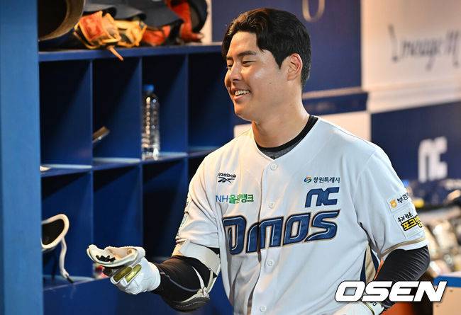 [OSEN=창원, 이석우 기자] 12일 창원NC파크에서 2026 신한 SOL KBO 리그 NC 다이노스와 KT 위즈의 경기가 열렸다. 홈팀 NC는 구창모가, 방문팀 KT는 소형준이 선발 출전했다. NC 다이노스 박시원이 3회말 우월 솔로 홈런을 치고 기뻐하고 있다. 2026.08.12 / foto0307@osen.co.kr