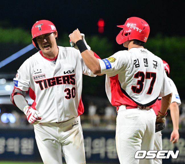 [OSEN=광주, 지형준 기자] 12일 광주-기아 챔피언스필드에서 2026 신한 SOL KBO리그 KIA 타이거즈와 삼성 라이온즈의 경기가 열렸다.KIA는 제임스 네일, 삼성은 오스틴 보스를 선발로 내세웠다.7회말 무사 2루에서 KIA 하주석이 우월 투런포를 날리며 김민규와 하이파이브를 하고 있다. 2026.08.12 / jpnews@osen.co.kr
