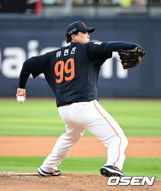 [OSEN=수원, 이대선 기자] 31일 수원 KT위즈파크에서 2026 신한 SOL KBO리그 KT 위즈와 한화 이글스의 경기가 열렸다.이날 KT는 소형준, 한화는 류현진을 선발로 내세웠다.1회말 무사에서 한화 선발투수 류현진이 역투하고 있다. 2026.07.31 /sunday@osen.co.kr